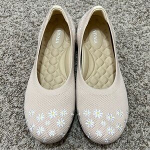 Vivaia Claire Round Toe Flats with Floral Embroidery Size 40.5 (US 9-9.5)
